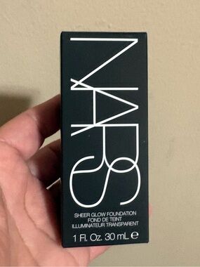 NARS Sheer Glow Foundation Box - MEDIUM 3.75 PAMPELUNE Brand New Never Used.